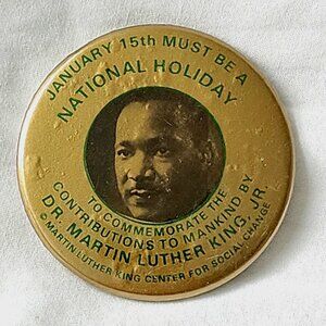 Martin Luther King Jr Jan 15th Must be a National Holiday Pinback Vintage Button